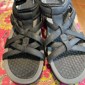 BareTraps flat sandal. Size 10, Black.